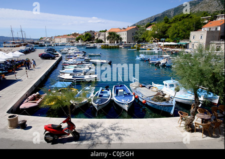 Vue sur les petits bateaux de pêche amarrés dans le port dans la ville portuaire de Bol, sur l'île de Brac, la Dalmatie Banque D'Images