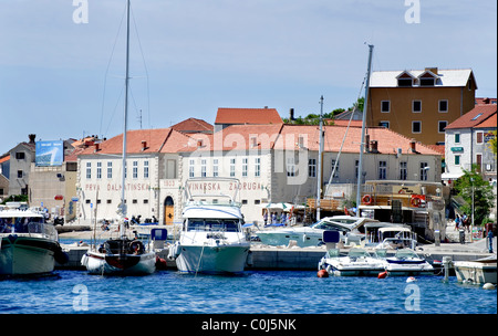 Bateaux et yachts amarrés dans le port de port la ville de Bol sur l'île de Brac, la Dalmatie Banque D'Images