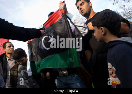 Les exilés libyens résidant Londres protester en face de leur ambassade à Londres contre le dictateur Mouammar Kadhafi Banque D'Images