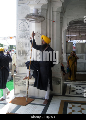 Garde Sikh à l'entrée du temple d'or d'Amritsar, Punjab, India Banque D'Images