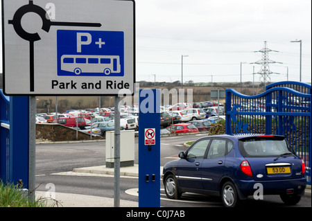 Une voiture entre dans le parking relais composé à Truro, Cornwall, UK Banque D'Images