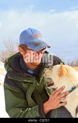 Sled Dog guide prépare ses chiens pour une course dans une région rurale à l'extérieur de Park City, Utah. Banque D'Images