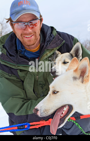 Sled Dog guide prépare ses chiens pour une course dans une région rurale à l'extérieur de Park City, Utah. Banque D'Images