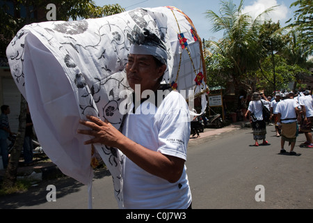 La crémation à Ubud, Bali, Indonésie. Crémations font partie de la culture Balinaise et des traditions hindoues. Banque D'Images