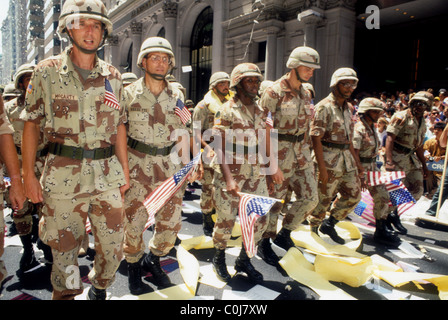 Les membres des forces armées en mars au cours de l'Broadway "mère de toutes les parades', la parade de bienvenue à New York Banque D'Images