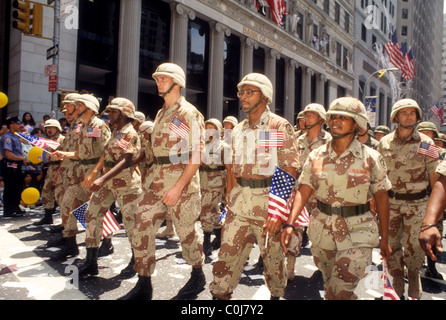 Les membres des forces armées en mars au cours de l'Broadway "mère de toutes les parades', la parade de bienvenue à New York Banque D'Images