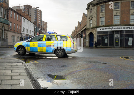 Incident où un véhicule de la police tchèque et l'agent sont présents. le déversement de diesel a été la nature de l'incident. Banque D'Images