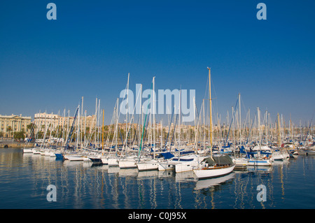 Bateaux à voile à Port Vell de Barcelone Catalogne Espagne Europe centrale Banque D'Images