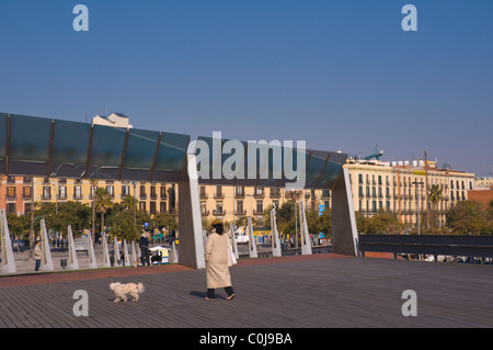 Woman walking dog Port Vell de Barcelone Catalogne Espagne Europe centrale Banque D'Images