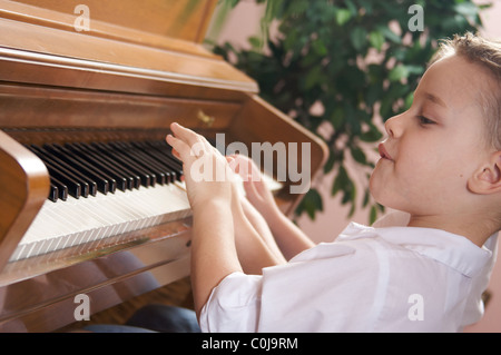 Frère et soeur de jouer du piano de concert Banque D'Images