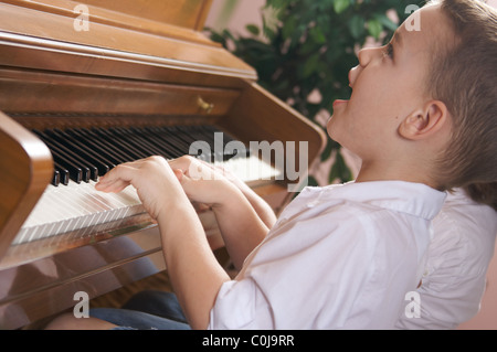 Frère et soeur de jouer du piano de concert Banque D'Images