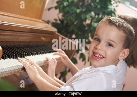 Frère et soeur de jouer du piano de concert Banque D'Images