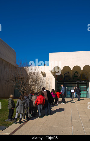 Queue devant les enfants Fundacio Joan Miro art gallery parc extérieur la colline de Montjuic Barcelone Catalogne Espagne Europe Banque D'Images