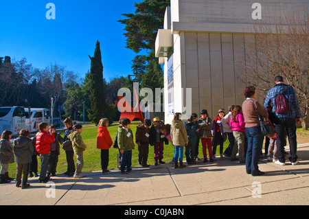 Queue devant les enfants Fundacio Joan Miro art gallery parc extérieur la colline de Montjuic Barcelone Catalogne Espagne Europe Banque D'Images