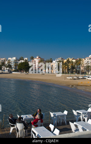 Terrasse de café à Platja de la Ribera beach Sitges Catalogne Espagne Europe Banque D'Images