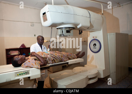 Une femme reçoit la radiothérapie pour le cancer du col de l'à l'hôpital Mulago de Kampala, en Ouganda. Banque D'Images