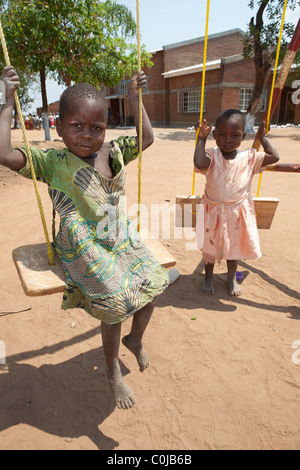 Les enfants jouent dans un centre pour les orphelins et enfants vulnérables financé par l'UNICEF dans Mchinzi, Malawi, Afrique du Sud. Banque D'Images