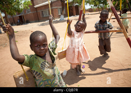 Les enfants jouent dans un centre pour les orphelins et enfants vulnérables financé par l'UNICEF dans Mchinzi, Malawi, Afrique du Sud. Banque D'Images