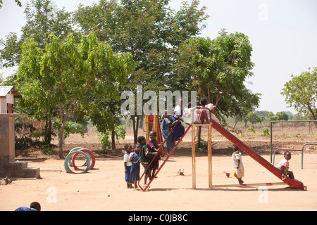 Les enfants jouent dans un centre pour les orphelins et enfants vulnérables financé par l'UNICEF dans Mchinzi, Malawi, Afrique du Sud. Banque D'Images