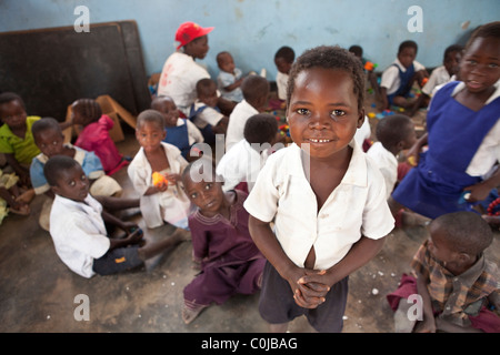 Les enfants jouent dans un centre pour les orphelins et enfants vulnérables financé par l'UNICEF dans Mchinzi, Malawi, Afrique du Sud. Banque D'Images