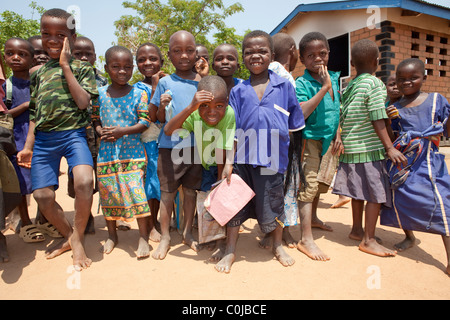 Les enfants jouent dans un centre pour les orphelins et enfants vulnérables financé par l'UNICEF dans Mchinzi, Malawi, Afrique du Sud. Banque D'Images