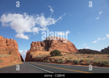 American Road magnifique entre les rochers de grès rouge Banque D'Images