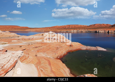 Antelope Canyon, avec une eau bleue dans la Réserve Navajo. Le silence de l'été à midi Banque D'Images