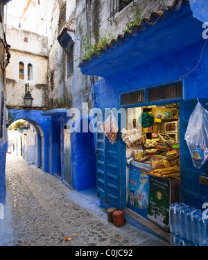 Magasin d'alimentation local dans la Médina de Chefchaouen. Banque D'Images