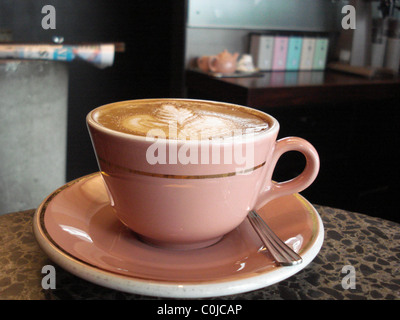 Télévision dans le café blanc jolie tasse, dans un café, quartier des affaires, Wellington, Nouvelle-Zélande Banque D'Images