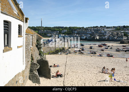 Les bateaux du port et de la plage à St Ives Cornwall tête St Ives Banque D'Images