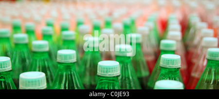 Boisson de jus colorés en ligne usine de bouteilles en plastique Banque D'Images