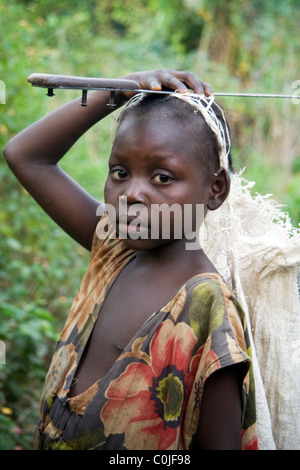 Une jeune fille congolaise dans la forêt équatoriale, République du Congo Banque D'Images