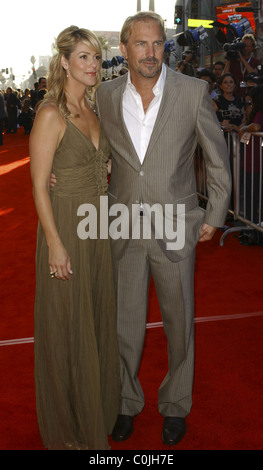 Kevin Costner et Christine Baumgartner première mondiale de 'Swing Vote' tenue à l'El Capitan Theatre - Arrivées Hollywood, Banque D'Images