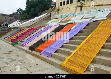 Séchage de la lessive sur les marches de Dasaswamedh Ghat, Gange, Varanasi, Inde. Banque D'Images