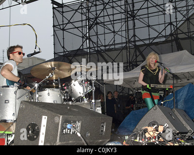 Jules De Martino et Katie White de la Ting Tings live au Jelly NYC Pool Party au McCarren Park Pool à Greenpoint Brooklyn Banque D'Images