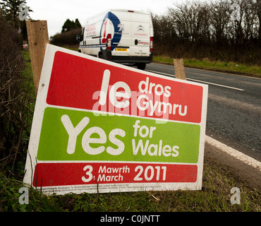 Voter oui pour le pays de Galles dans le 3 mars 2011 Référendum - réduit les affiches de la campagne, le Pays de Galles, Royaume-Uni Banque D'Images