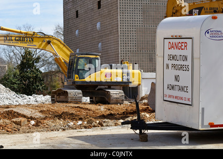 Un signe indiquant le danger à la démolition de l'emplacement de l'ancien dortoir des tours sur le campus de l'USC à Columbia, SC Mars 2007. Banque D'Images