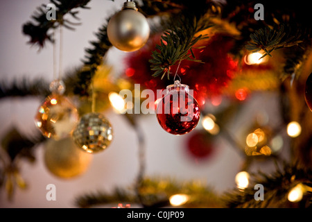 Boules rouge et or accroché à un arbre de Noël Banque D'Images