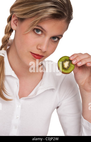 Woman holding tranche de kiwi sur fond blanc Banque D'Images