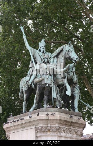 La statue de Charlemagne par Louis et Charles Rochet en face de Notre-Dame de Paris France Banque D'Images