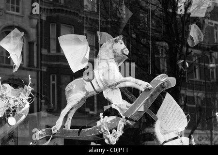 Cheval à bascule à l'ancienne dans un toy shop window Banque D'Images