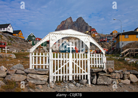 Cimetière et coeur montagne à Uummannaq, North-Greenland, Groenland Banque D'Images