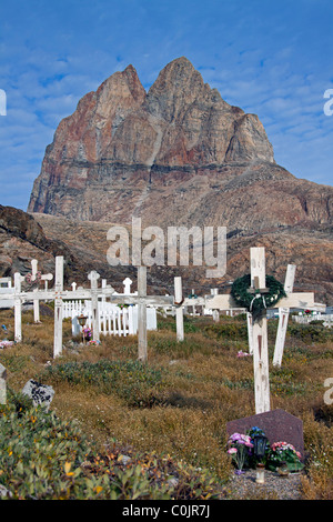 Cimetière et coeur montagne à Uummannaq, North-Greenland, Groenland Banque D'Images