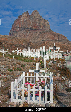 Cimetière avec des croix blanches sur les tombes et coeur montagne à Uummannaq, North-Greenland, Groenland Banque D'Images