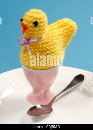 Cute Chick Pâques en tricot chaud avec des oeufs Coquetier Rose Banque D'Images