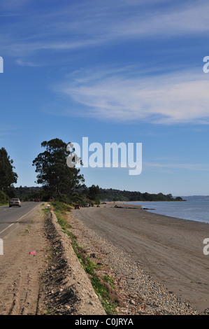 Ciel bleu portrait de W20 route d'Ancud-Quetalmahue Quetalmahue le long d'une plage touristique du Golfe, l'île de Chiloé, Chili Banque D'Images