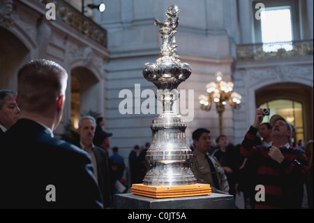 Le trophée de l'America's Cup sur l'affichage à l'hôtel de ville à San Francisco Banque D'Images