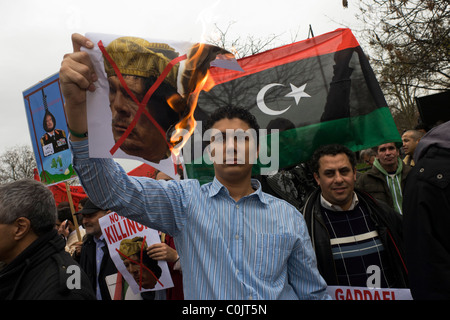 L'exil libyen burns photo du dictateur Kadhafi lors de manifestations en face de l'ambassade de Libye à Londres pendant le soulèvement. Banque D'Images