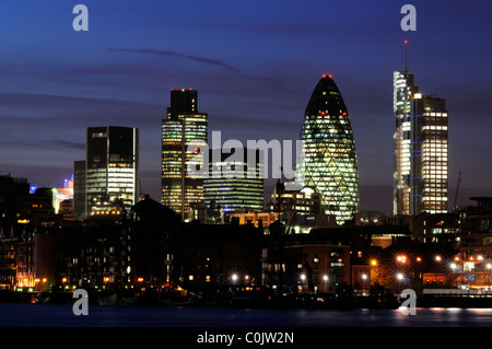 Ville de London Skyline at night vu de Bermondsey, London, England, UK Banque D'Images