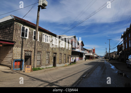 Urban street view de bardeaux en bois, commerces, maisons, câbles électriques tout droit le long de la Calle Arturo Prat, Ancud, Ile de Chiloé, Chili Banque D'Images